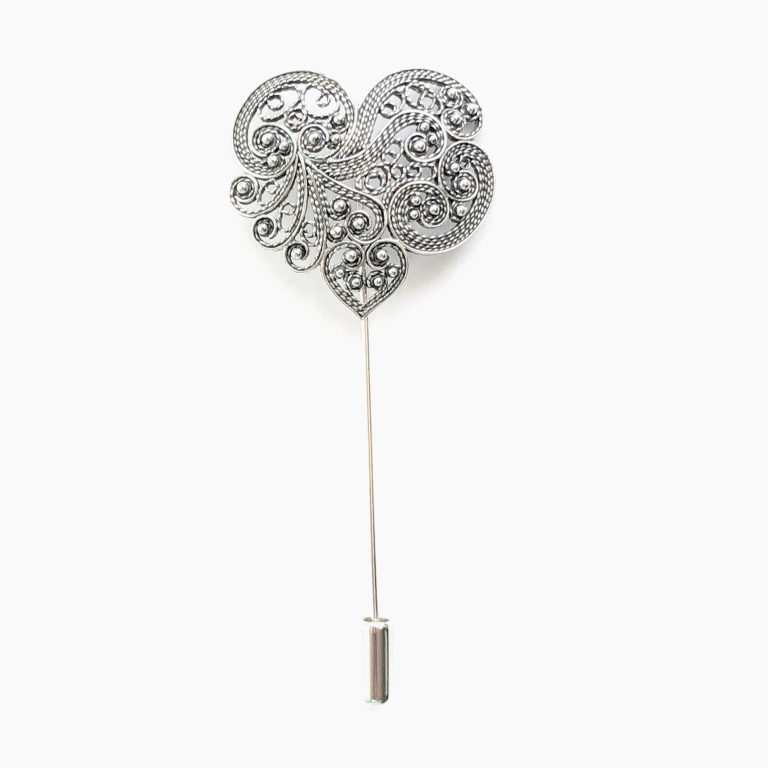 Precioso broche-joya de aguja larga con un corazón de finísimas hebras de plata trenzadas y pequeñas bolas montadas en un elegante armazón