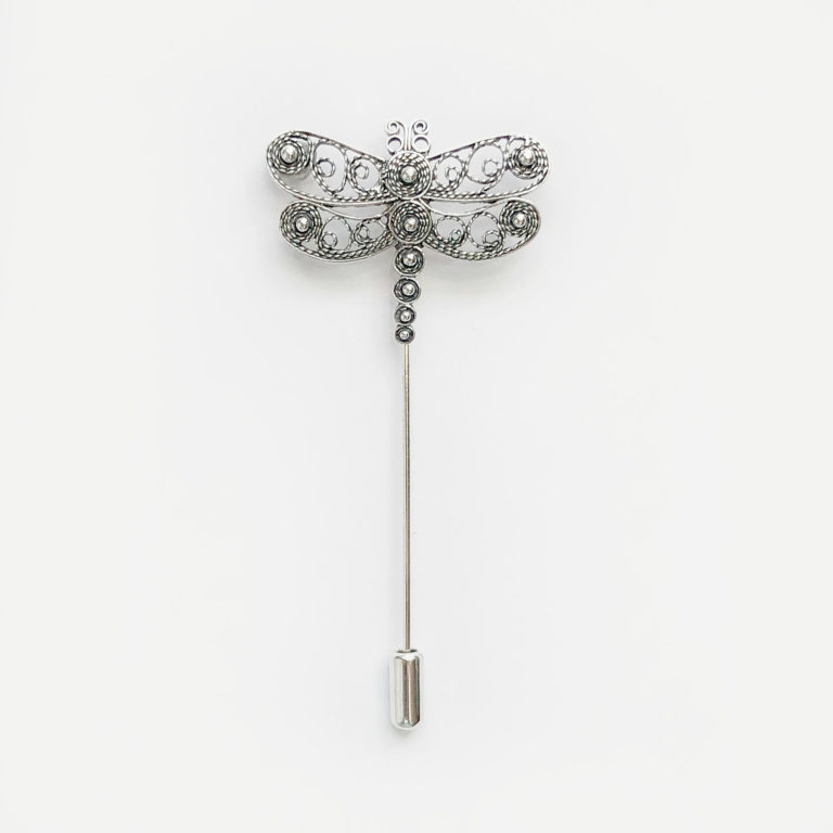 Preciosa joya en forma de broche con aguja ornamentado con libélula de alas extendidas en filigrana fina y pequeñas bolas que recorren el cuerpo central