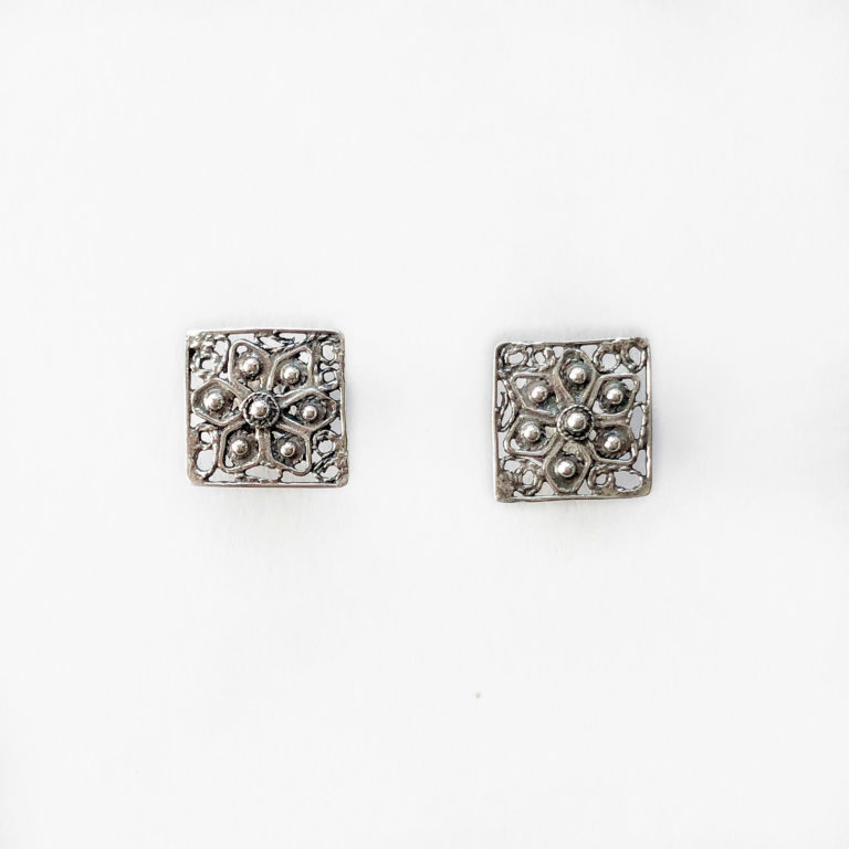 Zarcillos cuadrados de talla mini ornamentados con un precioso diseño compuesto por una estrella de seis puntas con bolitas y recorridos con filigrana