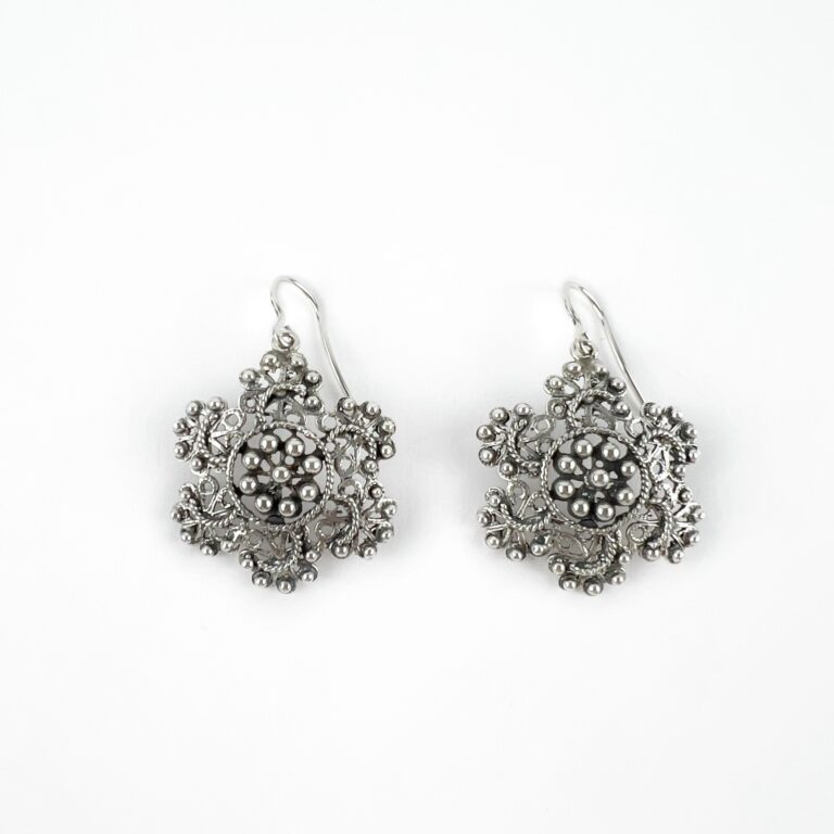 Pendientes romanos pequeños Camelia de plata 925 con filigrana charra artesanal